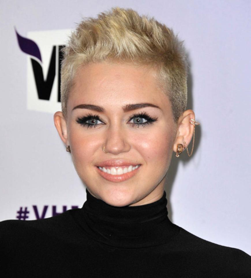 Im Jahr 2012 machte Miley Cyrus eine der größten äußerlichen Veränderungen durch. Vom braven Mädchen-Look mauserte sie sich zum punkigen Vamp. Nicht nur ihre langen Haare mussten weichen