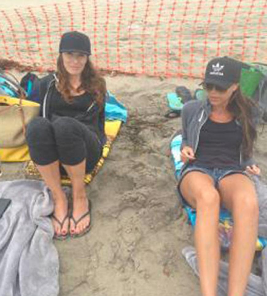 Ungewohnt entspannt - Victoria Beckham am Strand von Malibu, links von ihr ihre Freundin Tana Ramsey