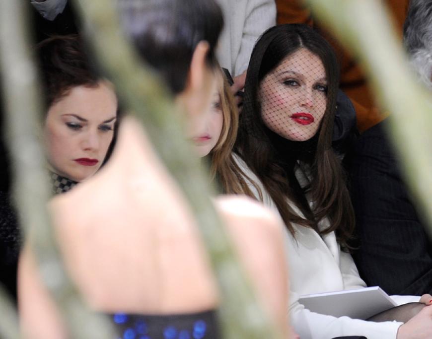 Laetitia Casta begutachtet die Entwürfe von Star-Designer Raf Simons für Christian Dior
