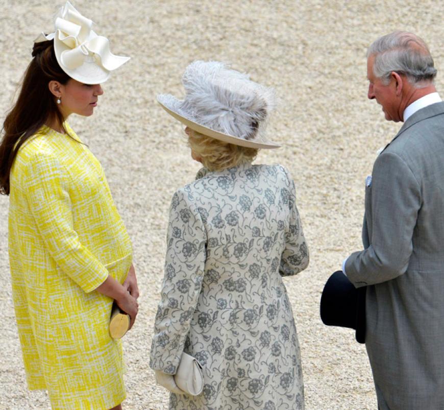Wow, was für eine Kugel! In einem zitronengelben Kleid zeigte sich die hochschwangere Kate Middleton zusammen mit ihren Schwiegereltern Camilla und Prinz Charles bei einer Gartenparty der Queen - da konnte selbst Prinz Charles die Blicke vom Bauch nicht abwenden