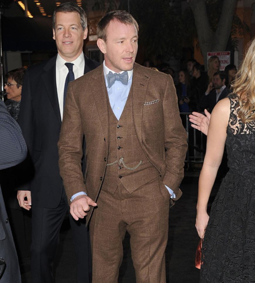 Filmregisseur Guy Ritchie kam standesgemäß im Holmes-Look