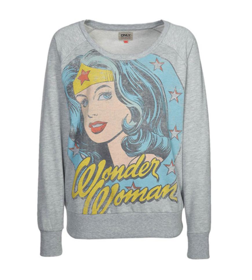 Jedes Mädchen träumt davon einmal Wonder Woman zu sein. Damit dieser Traum wahr wird, hat Only einen Pullover mit Portrait-Print produziert, ca. 40 Euro