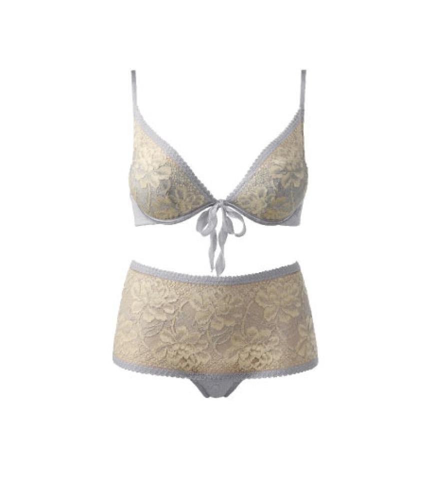 Wäscheset aus zarter Spitze von Triumph: Push-up-BH ca. 35 Euro, Hipster ca. 20 Euro