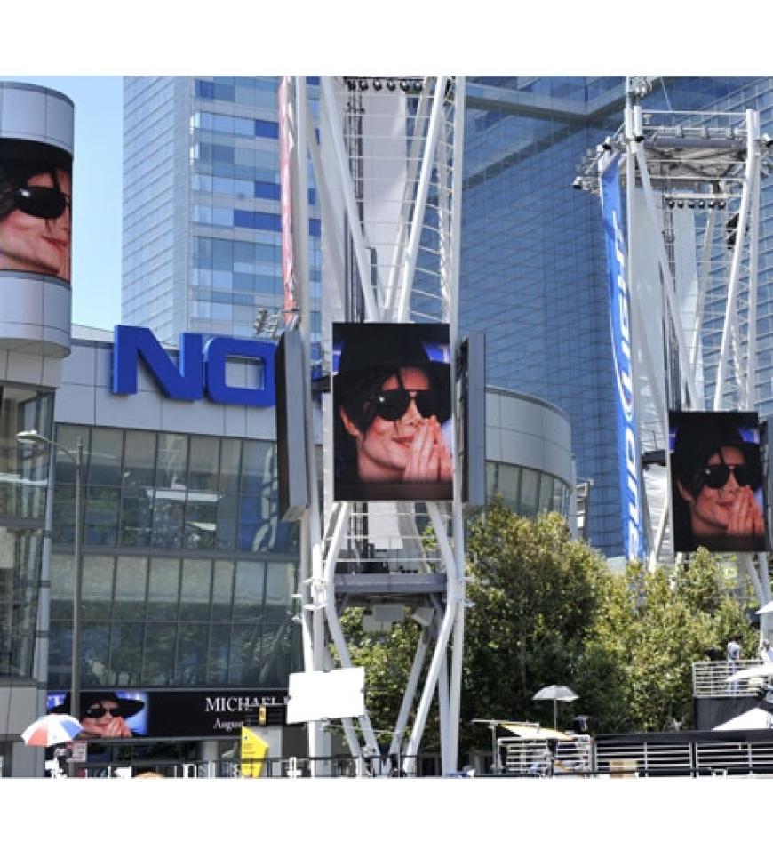 Michael Jackson ist überall: Im Nokia Theatre sollen auf mehreren Leinwände die Ereignisse aus dem Staples Center übertragen werden