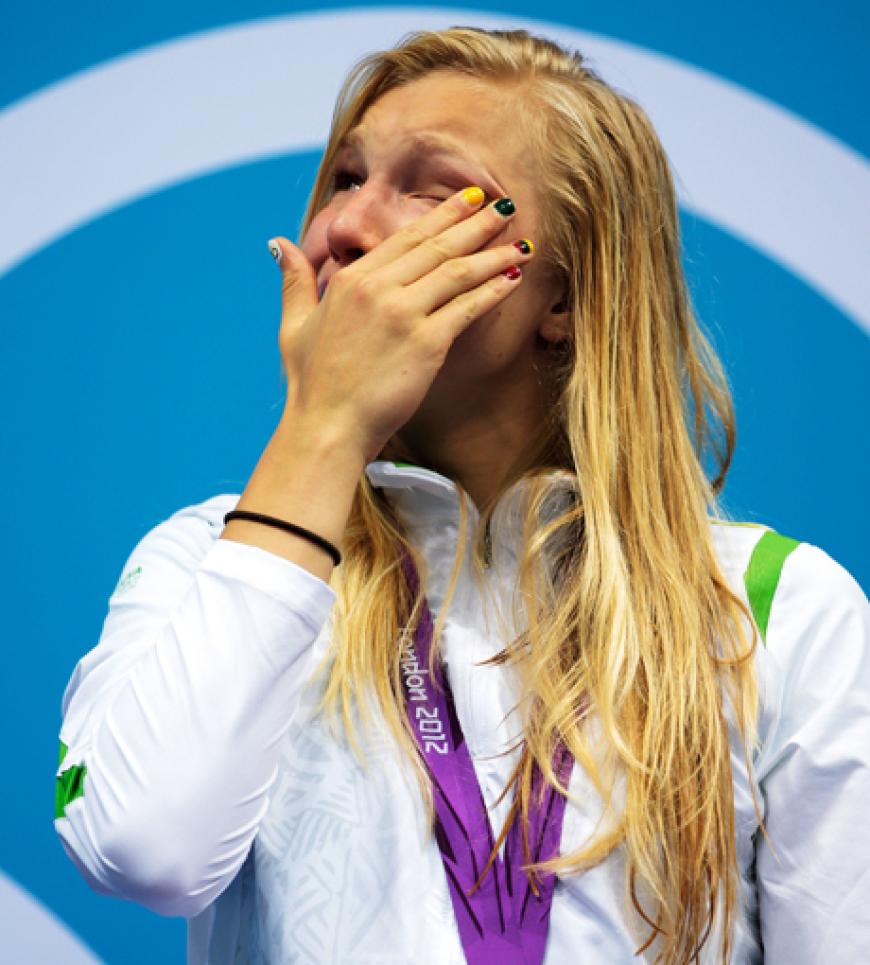 Die 15-Jährige ist zu Tränen gerührt über ihre Goldmedaille