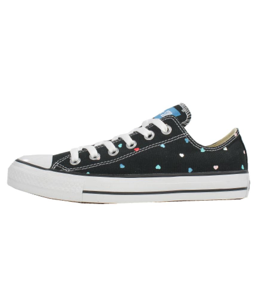 Chucks mit bunten Herzchen von Converse, ca. 60 Euro