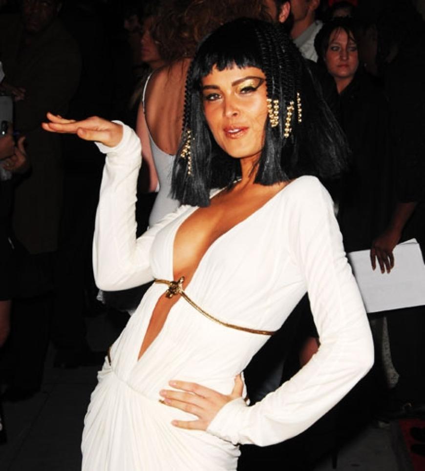 Topmodel Petra Nemcova verzaubert als Cleopatra bei der Halloween-Party von Designer Roberto Cavalli