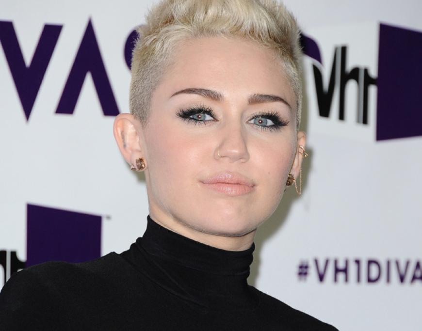 2009 wurde Miley Cyrus von einer Asiatin auf über 4 Mio. Dollar verklagt. Der skurrile Grund: Miley wurde auf einer Party fotografiert, wie sie eine schlitzäugige Grimasse zog. Die Frau fühlte sich durch das Foto diskriminiert und stehe unter starkem emotionalen Stress, erklärte sie. Die Anklage wurde abgewiesen