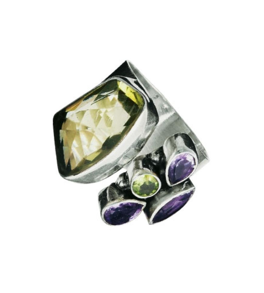 Klotzen statt kleckern: Ring mit Edelsteinen von Clair de lune, ca. 280 Euro