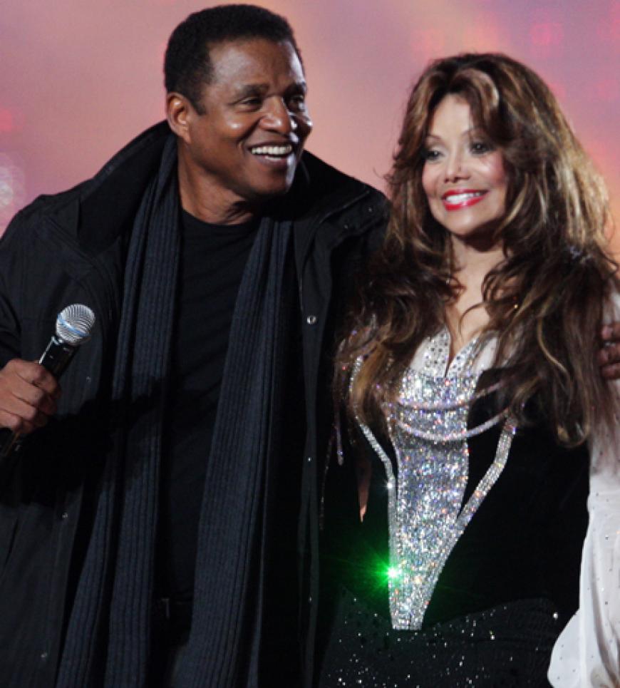 Jackie Jackson und La Toya Jackson performen auf der Bühne