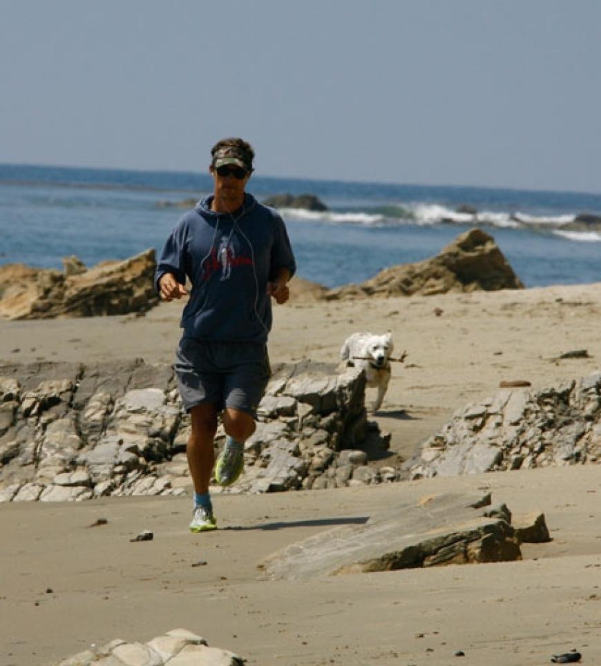 Durchtrainiert bis in die Zehenspitzen: Matthew Mc´Conaughey joggt am Strand von Malibu. Immer mit dabei: sein treuer Hund