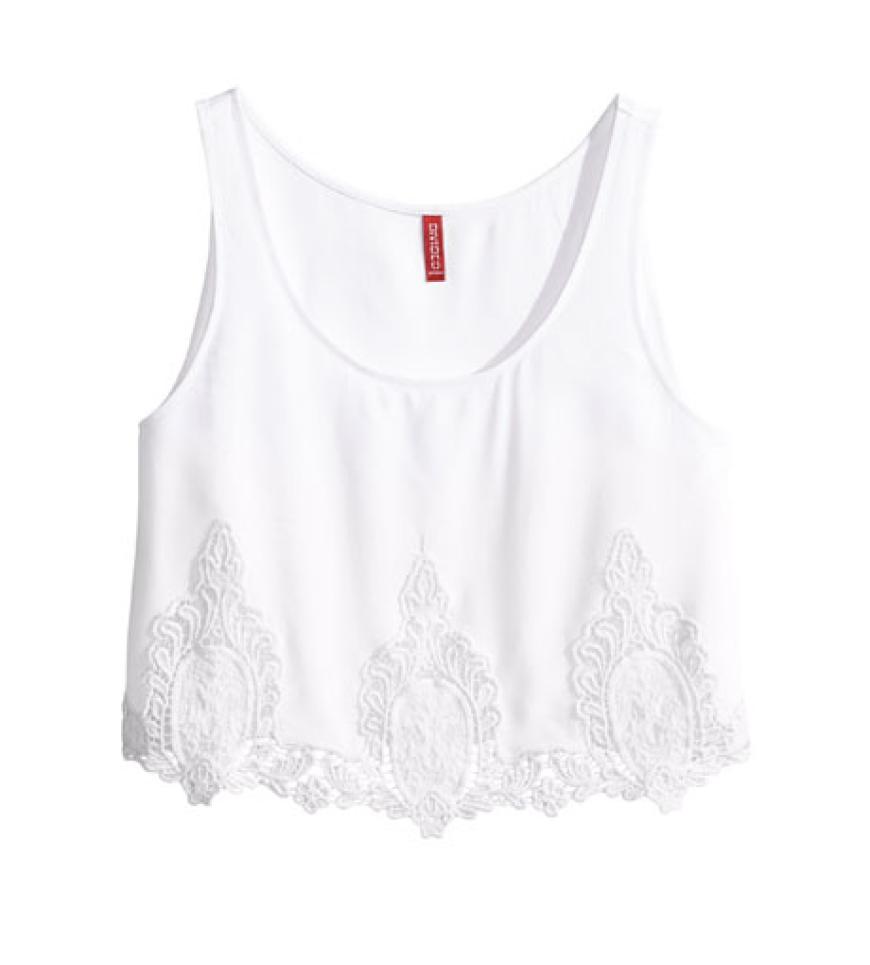 Kurzes Spitzenshirt aus der H&M Loves Music-Kollektion von H&M, ca. 14,95 Euro
