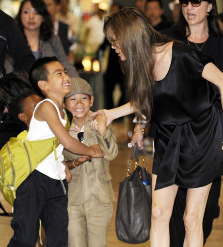 Angelina spricht ein Machtwort: Wenn einer aus der Reihe tanzt, dann wird der Hollywood-Star auch mal streng