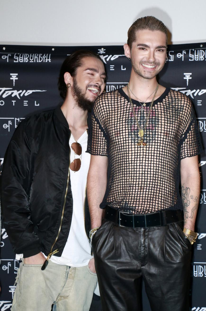 Bill (r.) und Tom Kaulitz (l.) nehmen sich gerne selber mal auf die Schippe. Um ihre Anonymität zu bewahren, checken sie in Hotels als Pornodarsteller ein. Kurios!