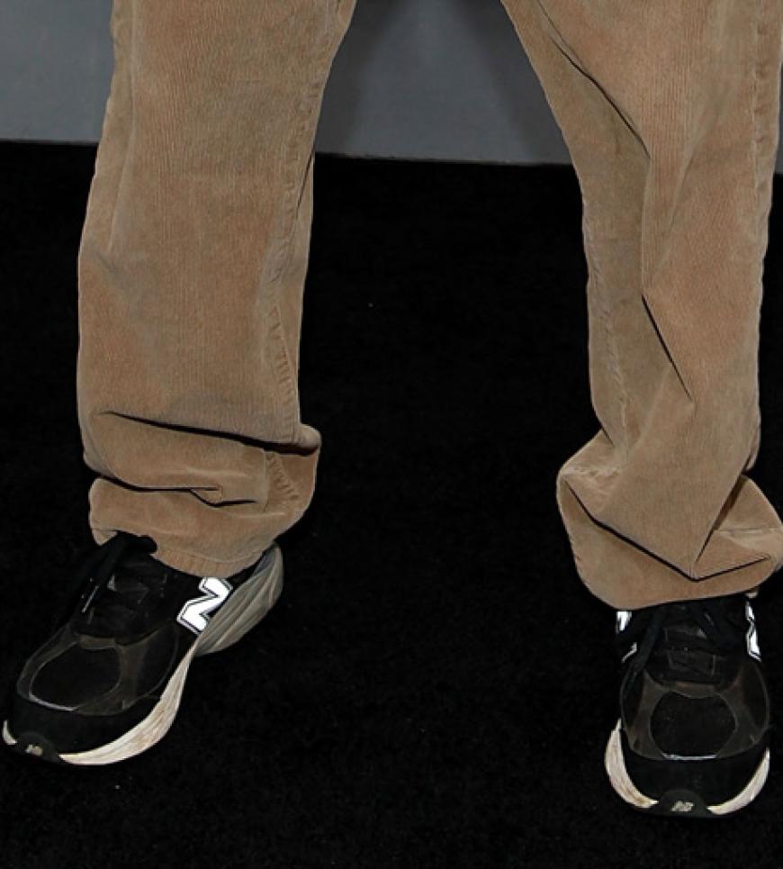 Zu seiner beigefarbenen Cordhose trug er sportliche Turnschuhe. Adam Sandler ist eben richtig bodenständig