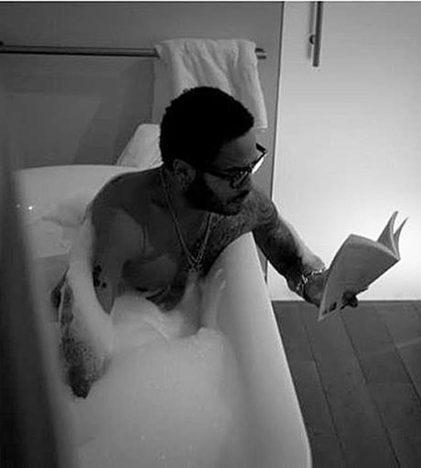 Ein echter Hingucker: Lenny Kravitz in der Badewanne. Copyright: Twitpic, Twitter
