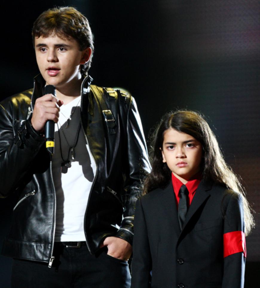 Rührend: Die beiden Söhne von Michael Jackson, Prince Michael II und Blanket sprechen vor dem Publikum