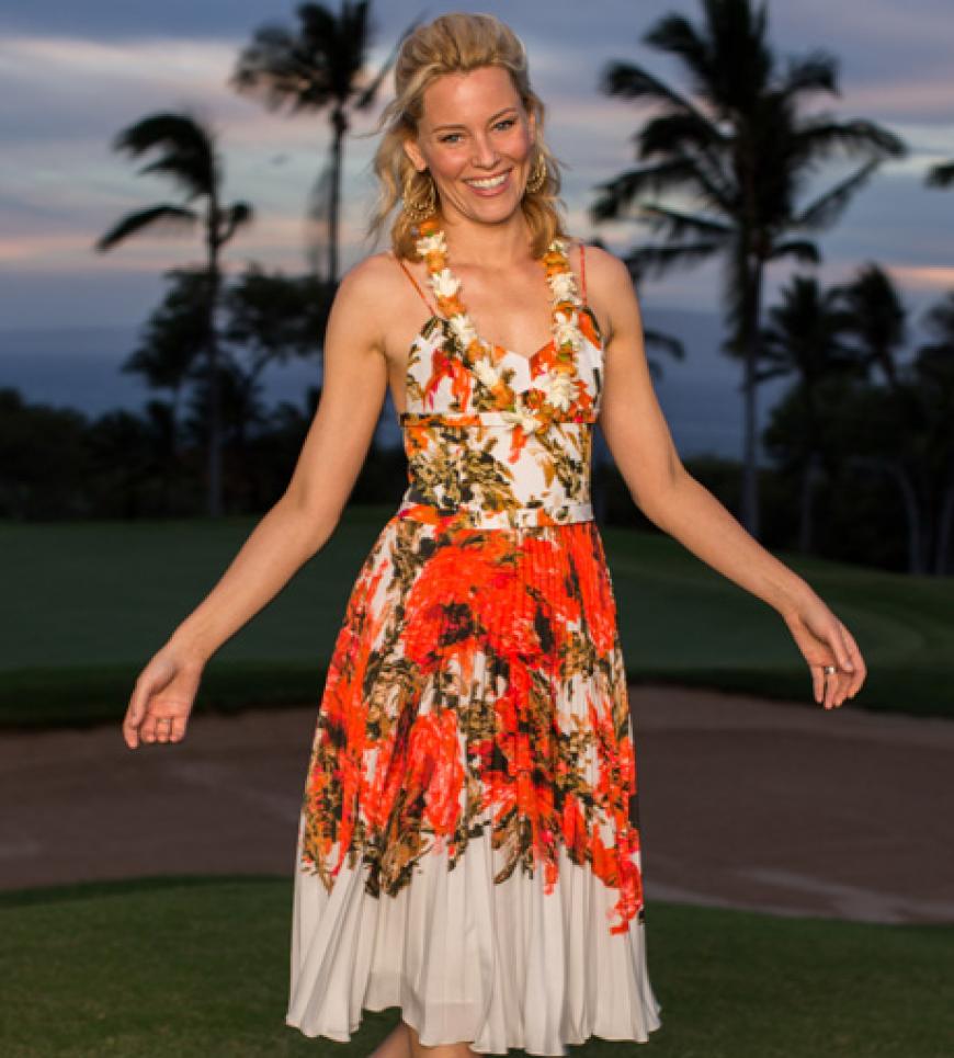 Postkartenmotiv: Schauspielerin Elisabeth Banks tanzt in einem Erdem Kleid mit Blüten-Print