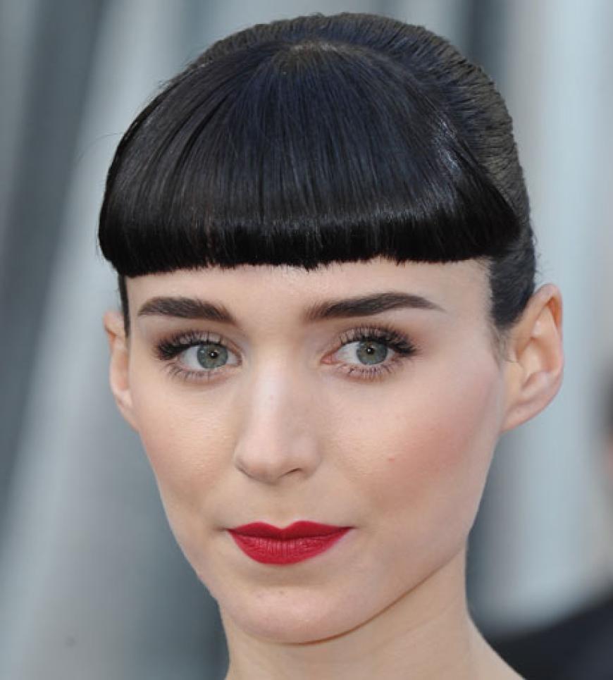 Rooney Mara trägt das neue Schwarz schon und kombiniert es mit einem exakt geschnittenen Kurzpony.