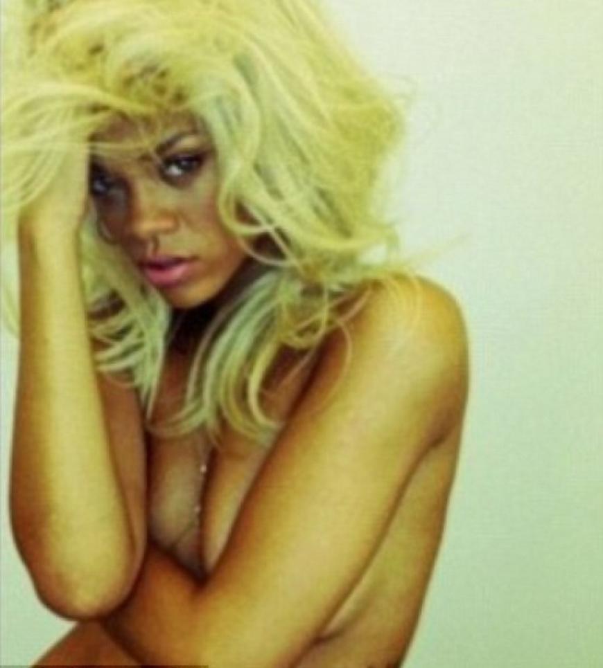 Die blonden Haare besonders auffällig - die platinblonde Mähne sticht neben ihrem Busen hervor