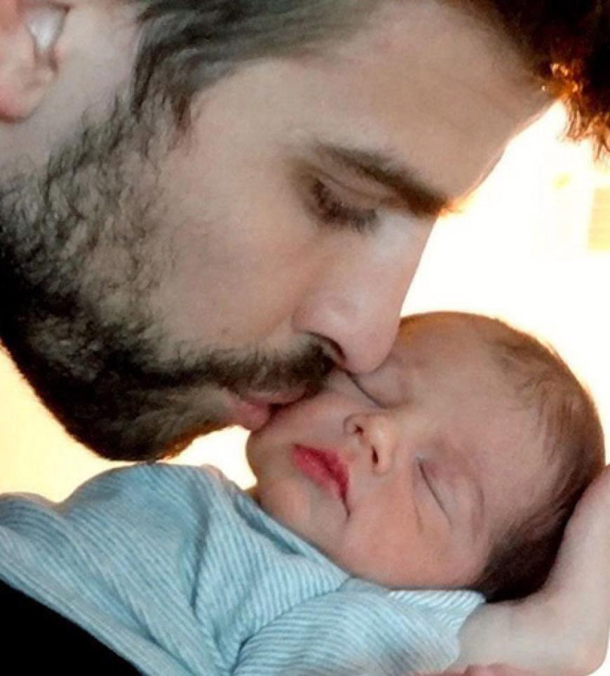 Am 22. Januar 2013 erblickte Milan, der Sprössling von Shakira und Gerard Pique, das Licht der Welt. Nur zwei Wochen später zeigte der stolze Paoa seinen süßen Knirps
