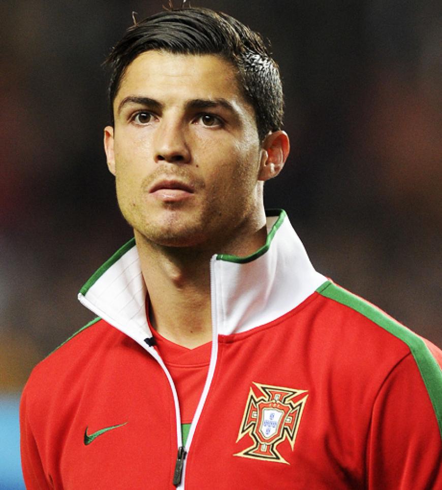 Manche halten ihn für einen Jammerlappen, trotzdem ist er der typische Schönling, der in fast jeder Liste der heißesten EM-Spieler ganz weit vorne steht: Portugals Stürmer-Star Christiano Ronaldo. Auch Textchef David findet, dass der Spieler von Real Madrid in die OK!-Top-10 gehört
