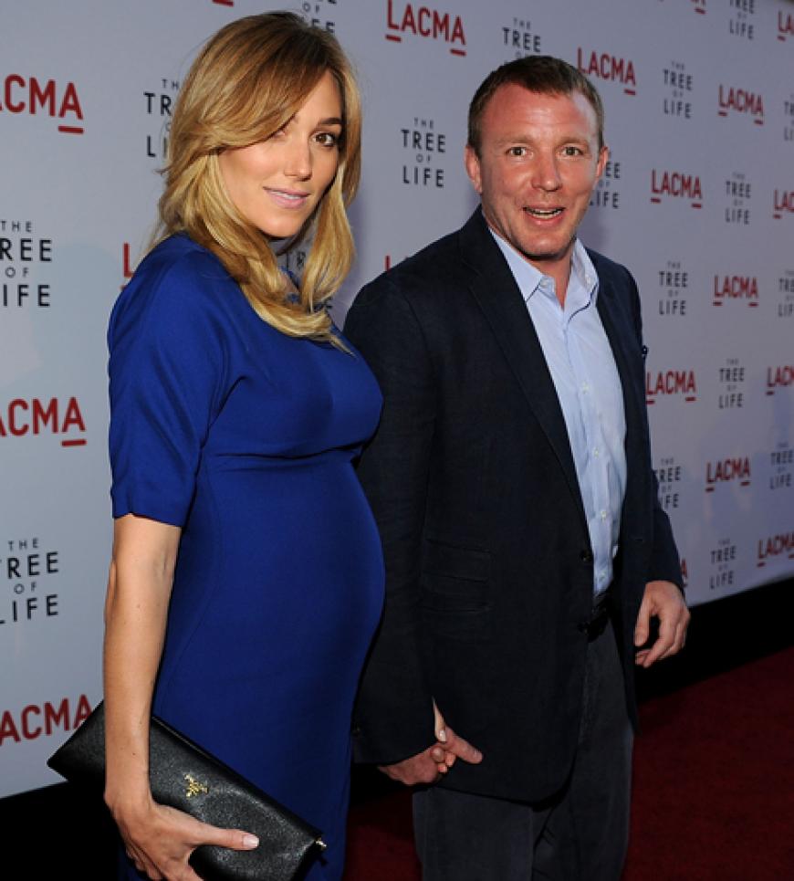 Guy Ritchie brachte seine Freundin Jacqui Ainsley mit zur Premiere. Sie zeigte stolz ihren Baby-Bauch