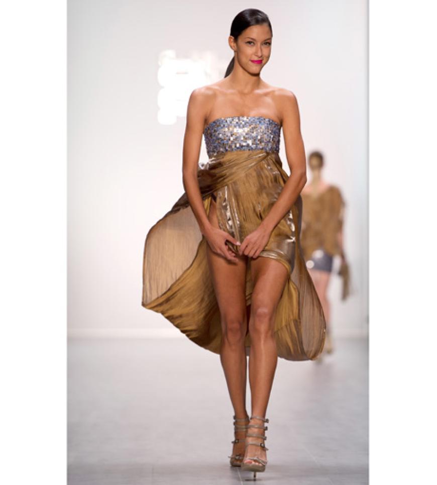 Da half auch kein Ziehen und Zupfen mehr von Rebecca Mir auf der Fashion Week Berlin