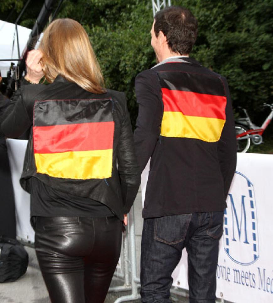 ... besonders cool: ihre Jacken mit Deutschland-Flagge