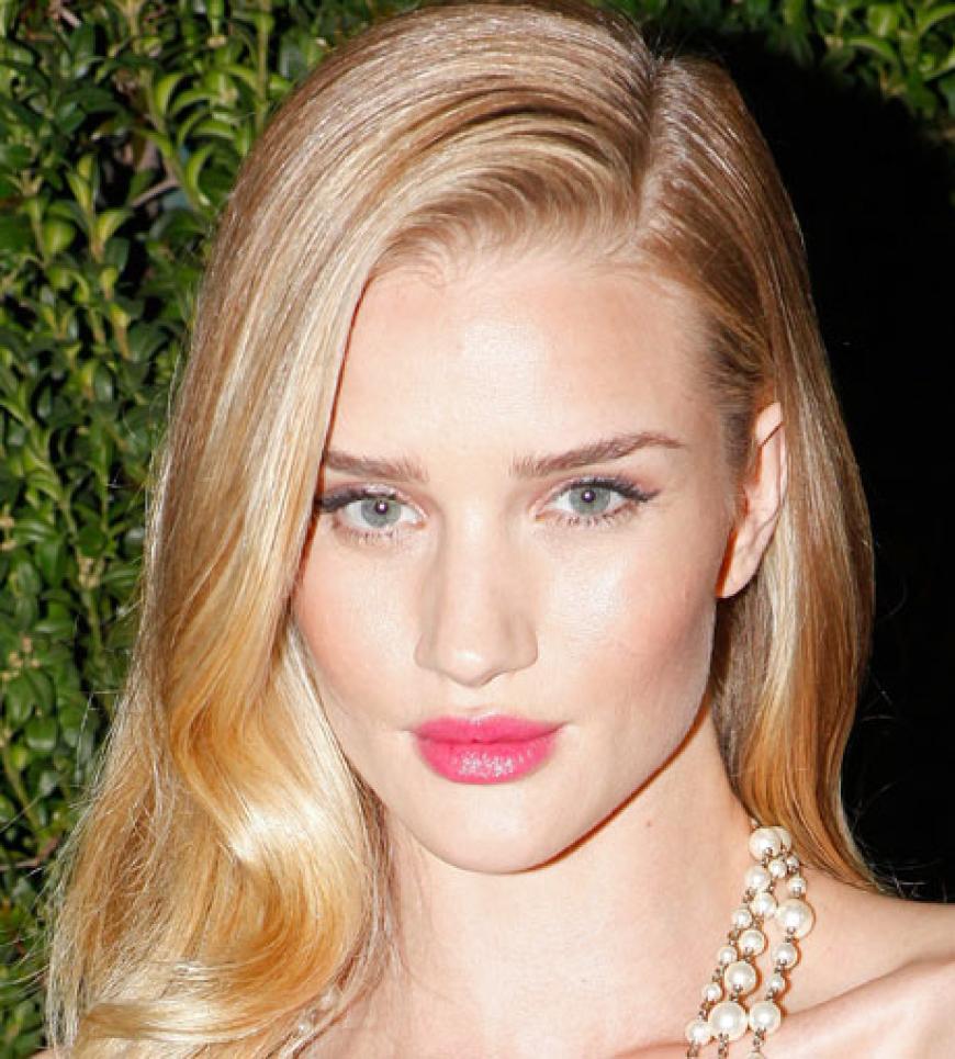 Topmodel Rosie Huntigton-Whiteley weiß, wie man mit ein paar Handgriffen ein Wow-Make-up zaubert. Erfahren Sie in der Fotostrecke, wie Sie diesen Look ganz easy nachschminken können.