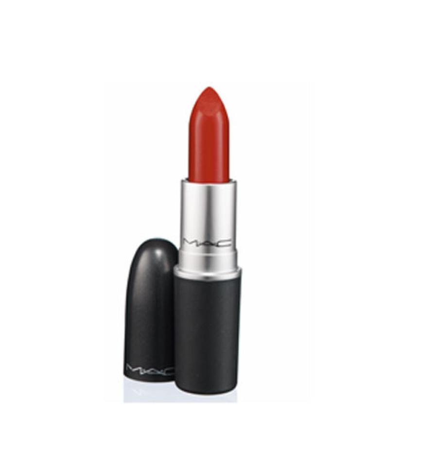 Wer will den perfekten Kussmund á la Marilyn? Mit dem Lippenstift von MAC versetzt man sich zurück in die Fünfziger Jahre. Der stark deckende Lippenstift ist feuchtigkeitsspendend und hält und hält und hält.... âRussian Red