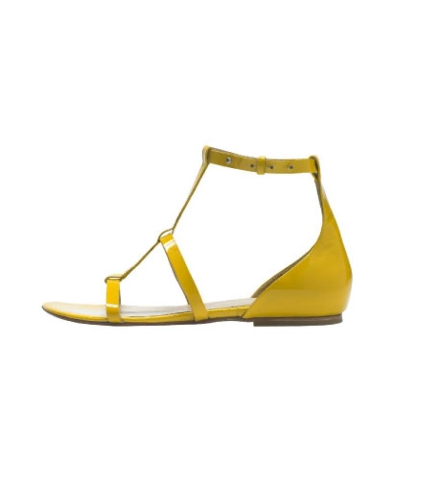 Diese Accessoires machen den Boyfriend-Look perfekt: Römersandalen von Cos, ca. 90 Euro