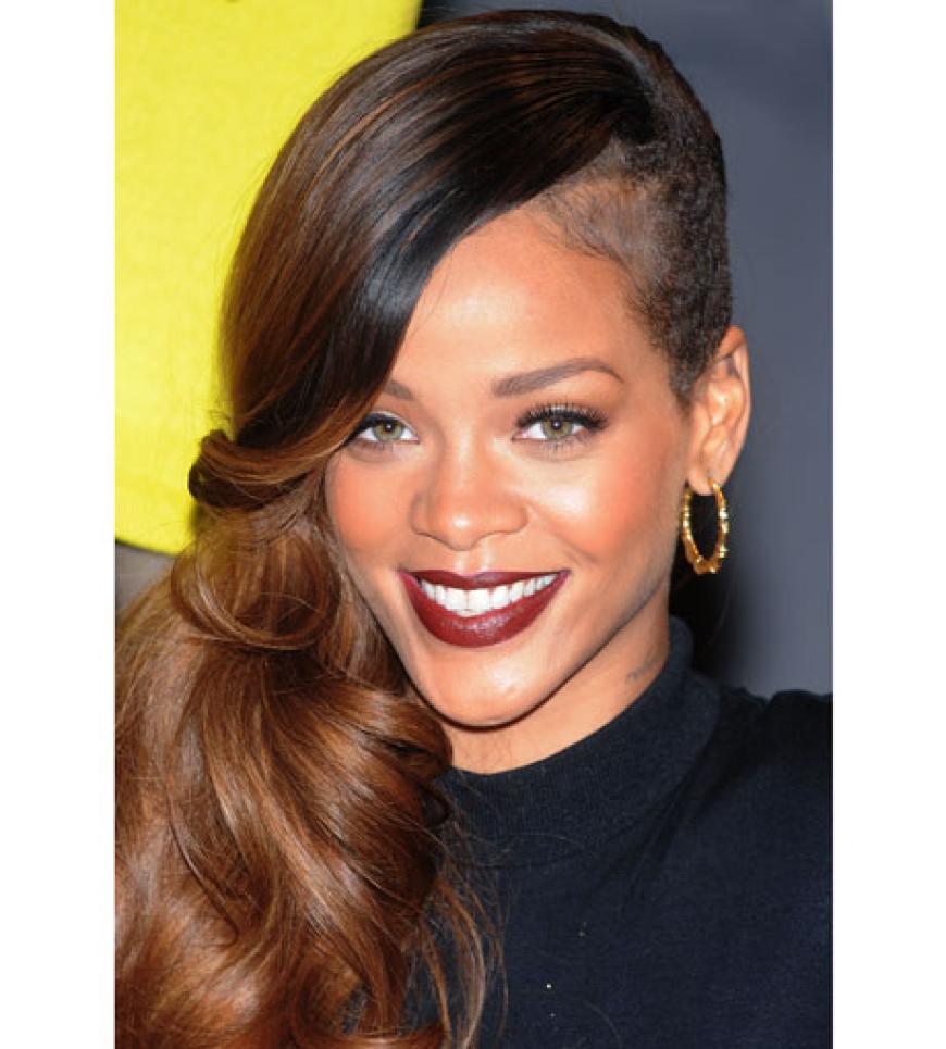 Die Sängerin Rihanna zeigt neben ihren spektakulären Shows auf weltweiten Bühnen, nun auch als Kosmetikdesignerin ihr Talent. Zusammen mit dem Beauty-Label MÎAÎC kreierte die 25-Jährige die sommerlich-frische limited Edition âRiRi loves MÎAÎC Summer