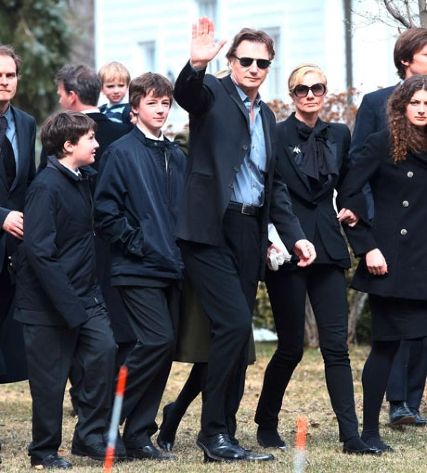 Neeson winkt kurz den Reportern zu, die zusammengedrängt hinter einer Absperrung standen