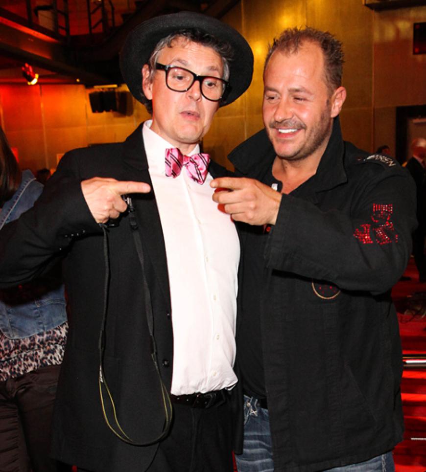 Sitzt perfekt: Rolf Scheider und Willi Herren legen beim Outfit noch einmal Hand an