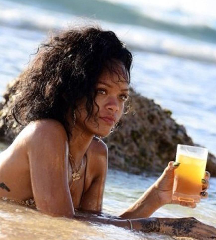 Rihanna ist über Weihnachten in ihre Heimat Barbados geflogen. Dort genießt sie das erfrischende Wasser - und ein kühles Bier