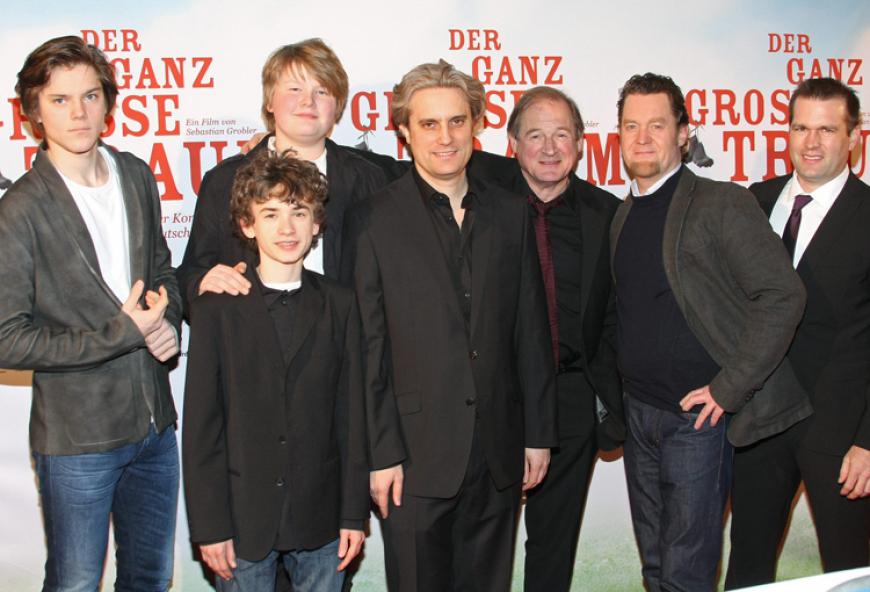 Regisseur Sebastian Grobler posiert mit dem Filmteam