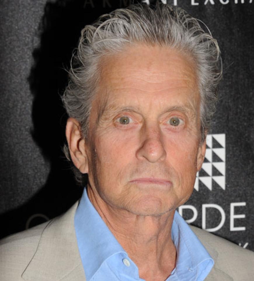 Schon sein Vater Kirk Douglas wollte seinen bürgerlichen Namen nicht behalten und auch Michael Douglas schien er nicht zu gefallen. Er heißt eigentlich Michael Issurovitch Demsky