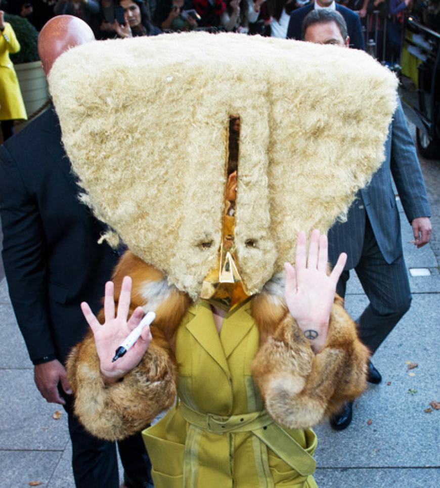Die exzentrische Sängerin war am 24. Oktober anlässlich ihres Albums 'Artpop' zu Besuch in der Hauptstadt und zeigte sich mit einer gewöhnungsbedürftigen Kopfbedeckung