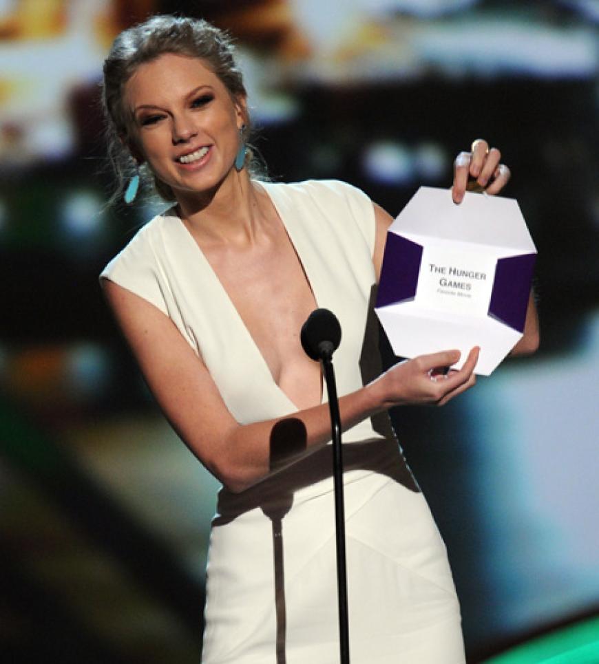 Einen Award davon durfte Sängerin Taylor Swift an die Crew übergeben