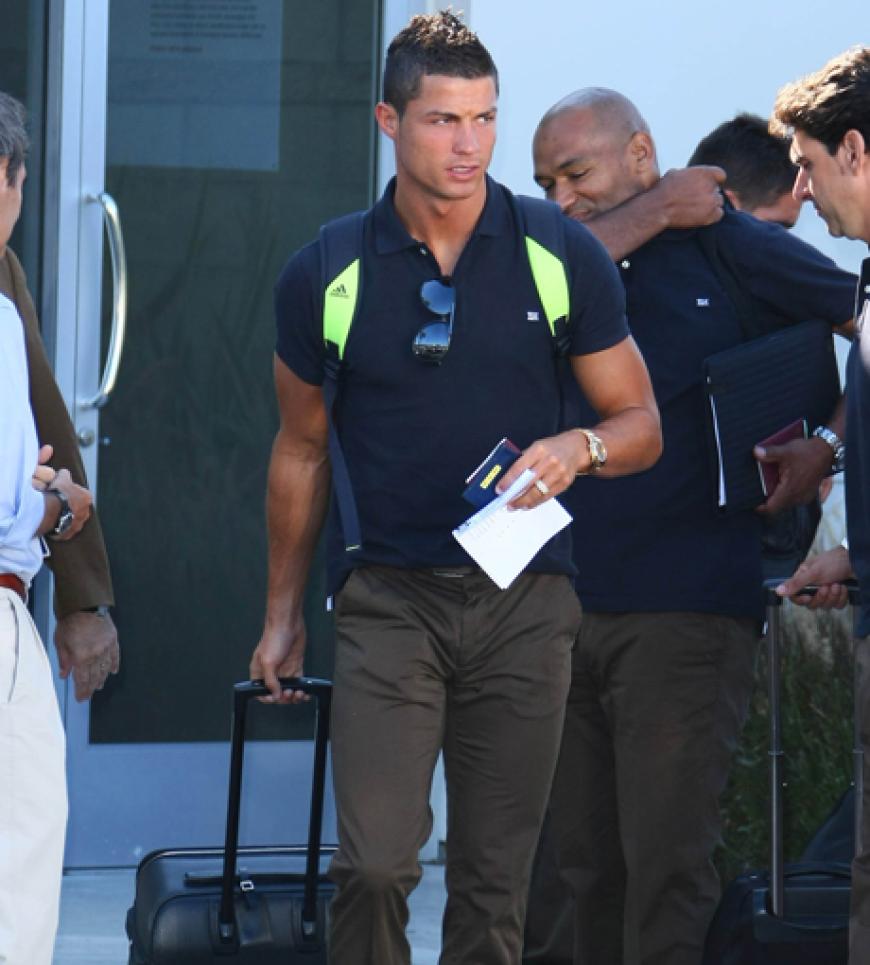 Ob der Profi-Fußballer wohl seine Freundin besucht hat? Oder war die Reise rein beruflich?