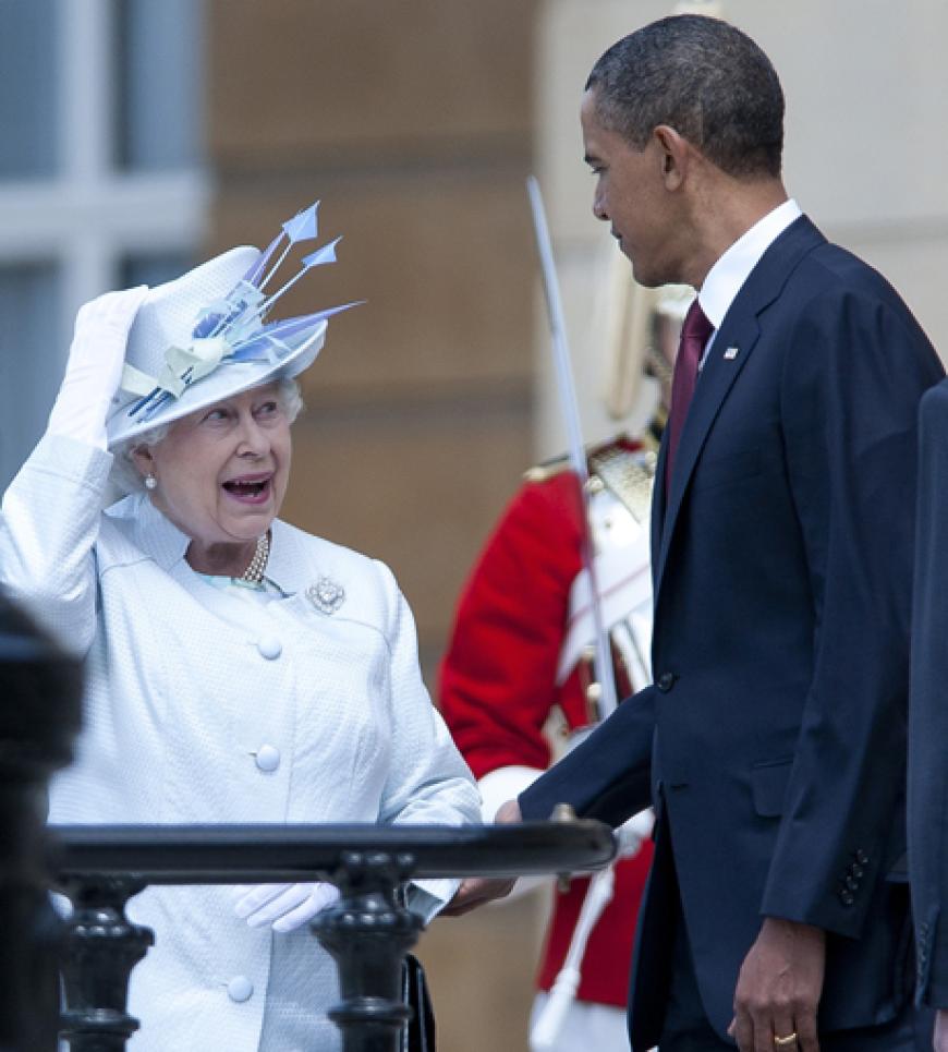 Auch vor der Queen machte eine der Böhen nicht halt und wehte ihr fast den Hut vom Kopf