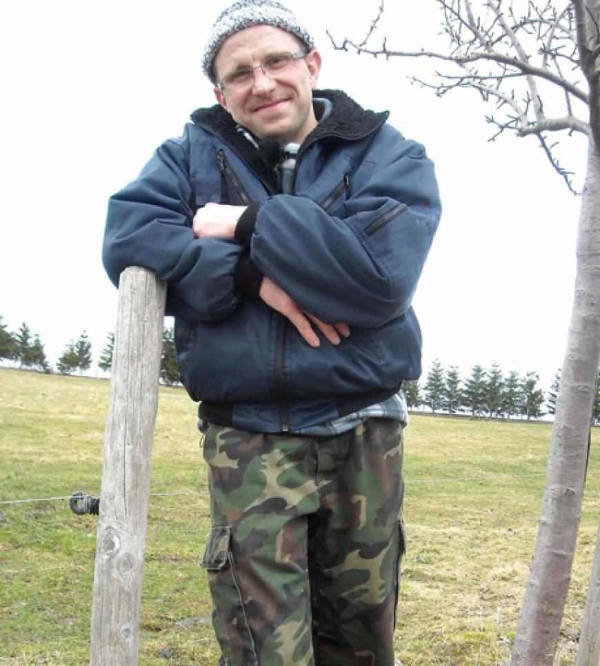 Der tierliebe Thüringer Steffen (32) aus dem Thüriger Wald lebt mit seinen Eltern auf einem Hof mit Ackerbau und Mastbetrieb, den er im Nebenerwerb führt. Dazu kommen noch 40 Enten, 15 Hühner, 15 Tauben und und und!