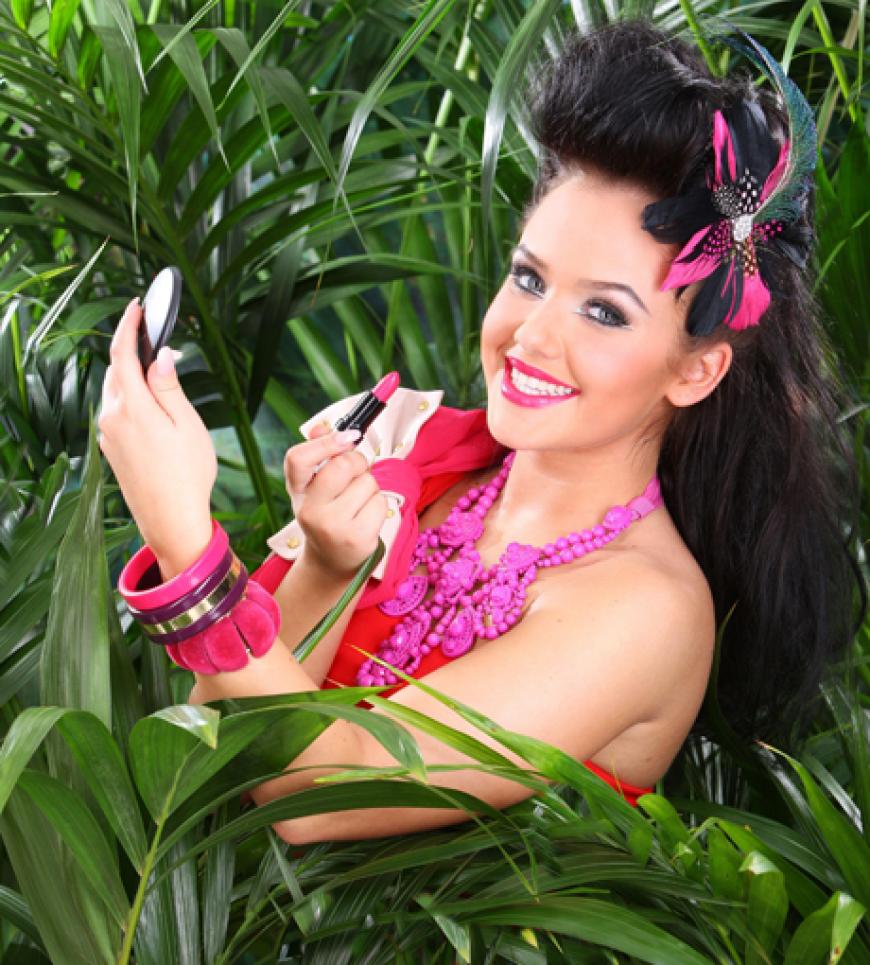 Für Sängerin Kim Debkowski ist Make-up alles. Doch im Dschungel muss die 19-Jährige Lipgloss, Mascara und Co. draußen lassen.
