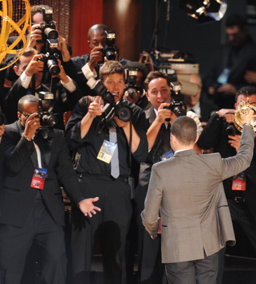 Aaron Paul zeigt stolz den Fotografen seinen Preis