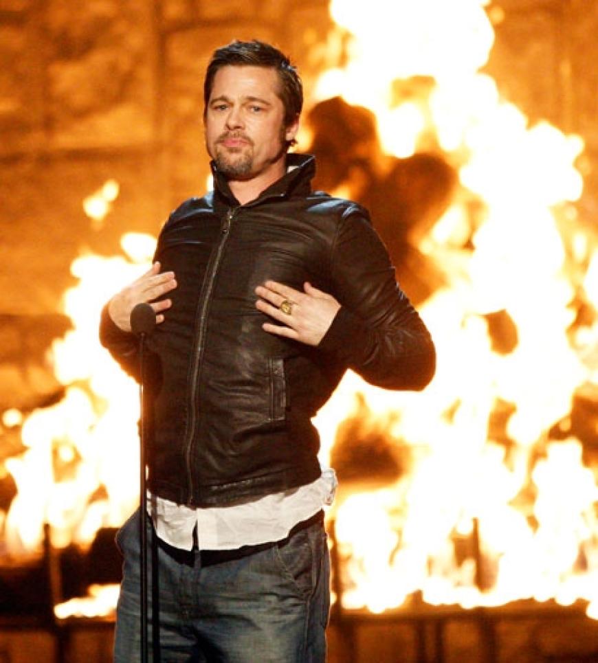 Brad Pitt fühlte sich sichtlich wohl bei der Veranstaltung und machte sich hier über Kollege Mel Gibson lustig