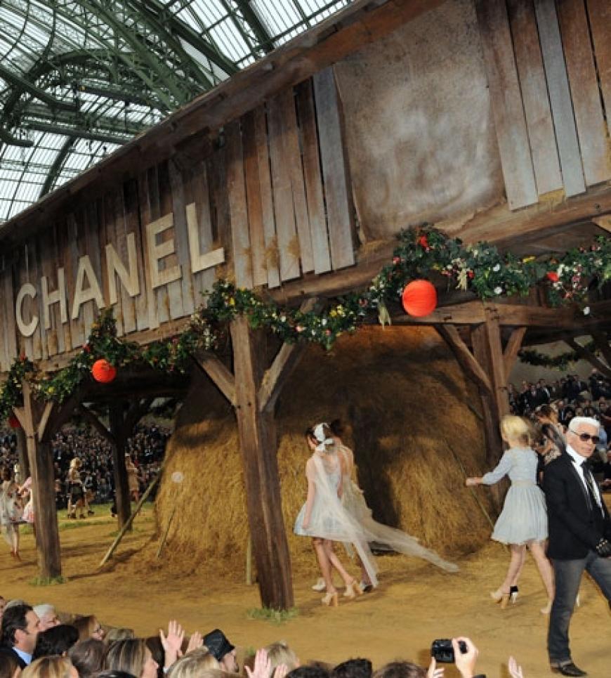 Karl Lagerfeld zeigte klassische Chanel-Mode in ländlicher Atmosphäre