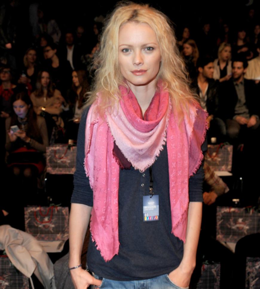 Ganz casual besuchte Model Franziska Knuppe die Show der Österreicherin