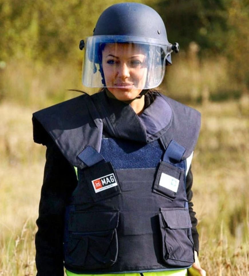 Angelina besucht am 19.10.2002 im britischen Northwich ein Zentrum zur Entschärfung von Minen