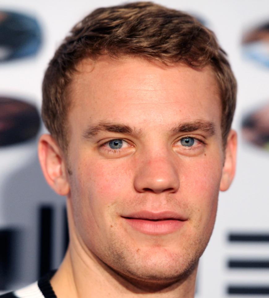 Nationaltorwart Manuel Neuer von Schalke 04 tröstete seine Freunde aus Bayern